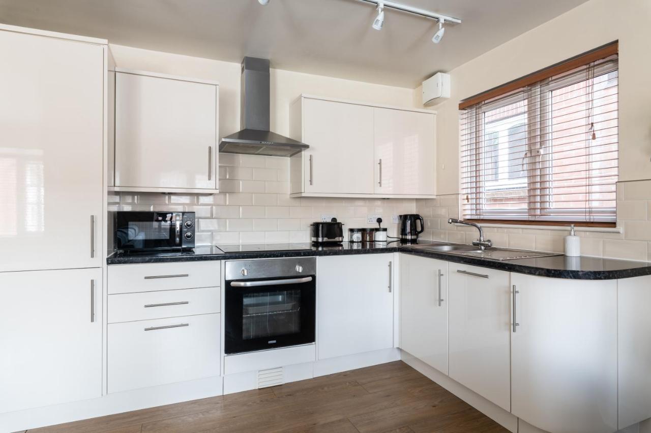 Spacious 2Br Flat - 2 Free Parking Spaces - Near Lgw Airport Crawley  Exterior photo