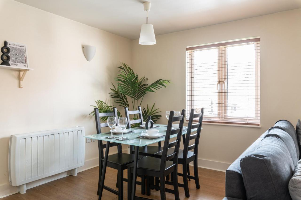 Spacious 2Br Flat - 2 Free Parking Spaces - Near Lgw Airport Crawley  Exterior photo