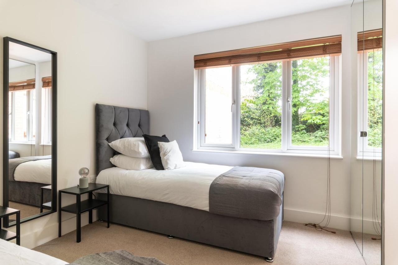 Spacious 2Br Flat - 2 Free Parking Spaces - Near Lgw Airport Crawley  Exterior photo